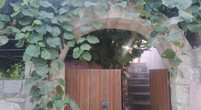 Spacious chalet with grill, garden & terrace | Perfect for remote work | Pets allowed in Rethymno