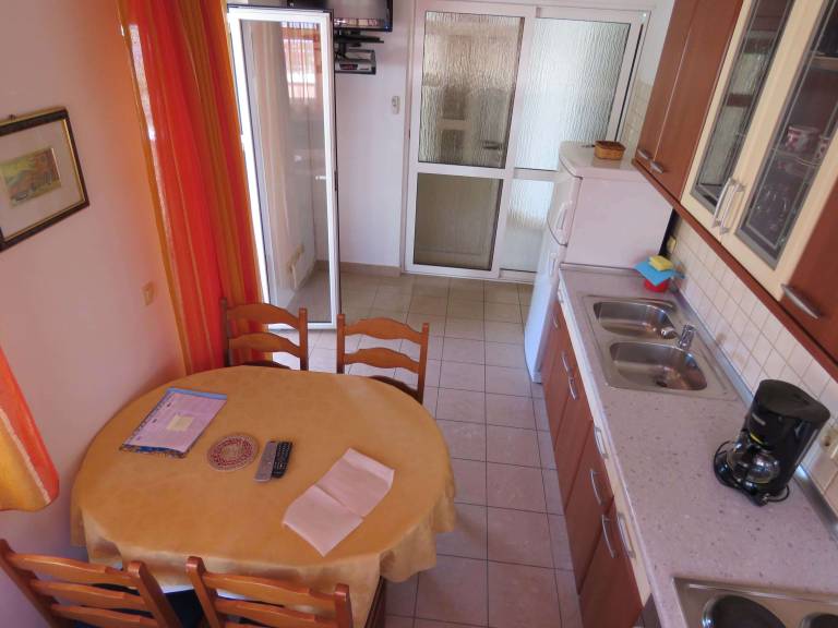 Apartment with barbecue, terrace & garden — photo 2