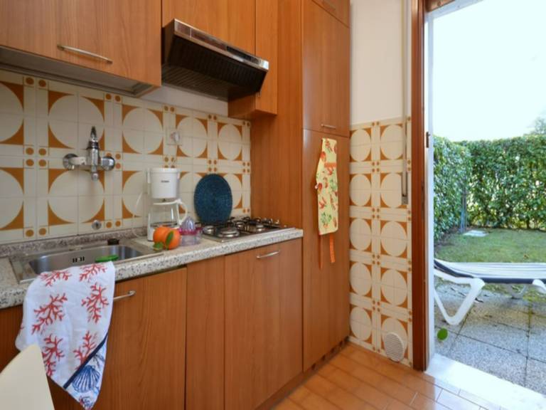 Villa with yard, BBQ & patio | Garden view — photo 4