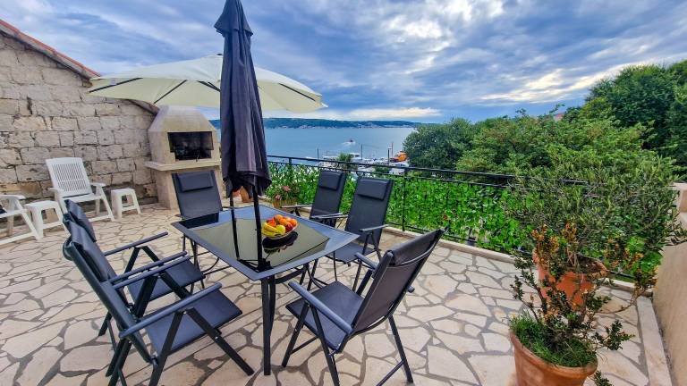 Two bedroom apartment with terrace and sea view Kaštel Novi, Kaštela (A-20607-a) in Trogir