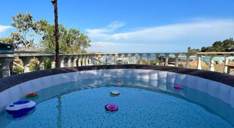 Vacation home with hot tub & pool — photo 3