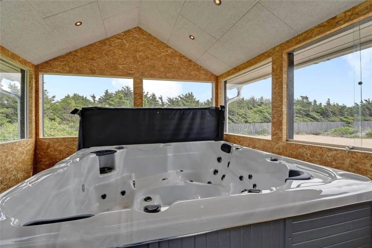 House with barbeque, hot tub & sauna — photo 4