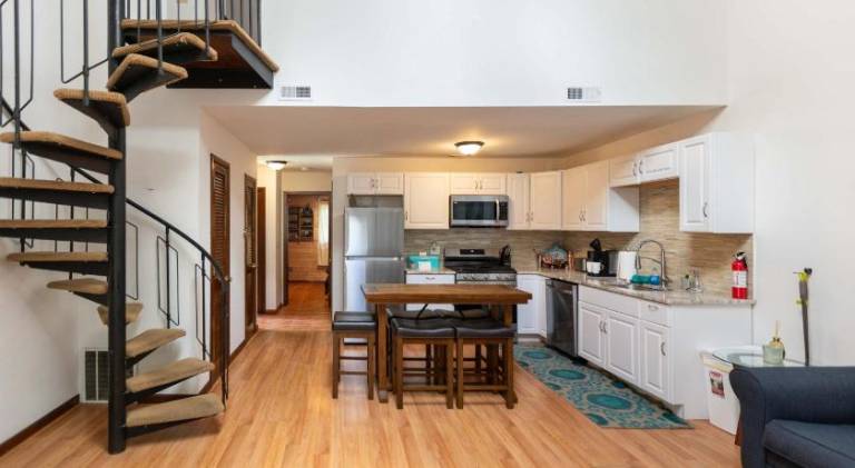 Cozy Loft Near Lake Trails and Mountain Views — photo 3