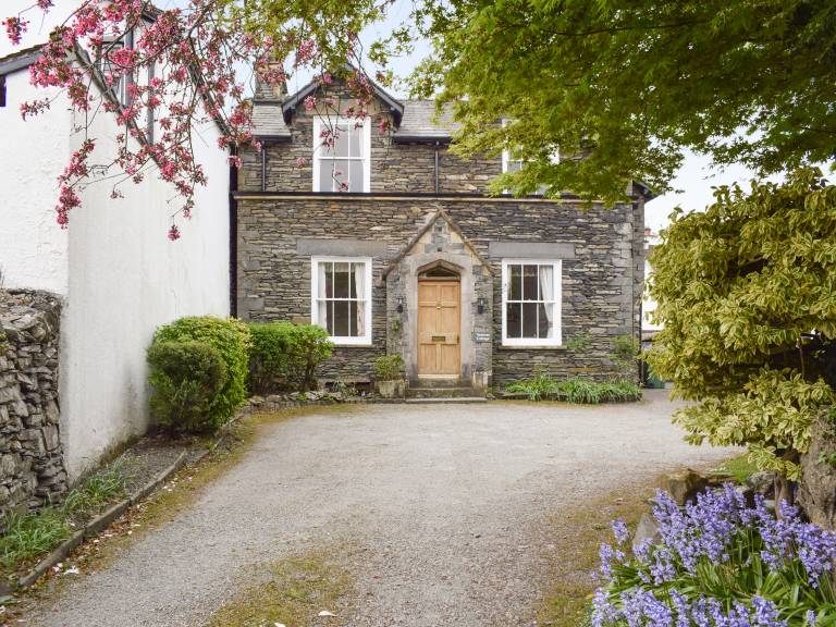Cottage with barbeque & yard in Windermere