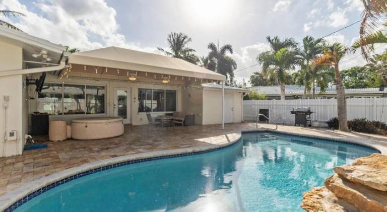 Spacious house with pool | Pets allowed in Fort Lauderdale, FL