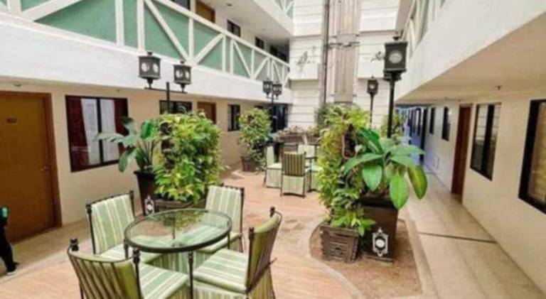Lovely serviced apartment with patio, pool & yard | Dogs allowed — photo 5