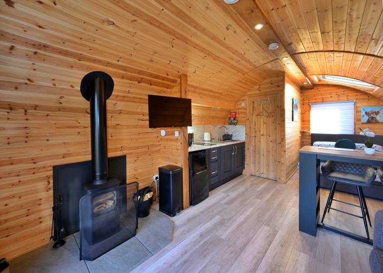 Cabin with yard | Mountain view — photo 3