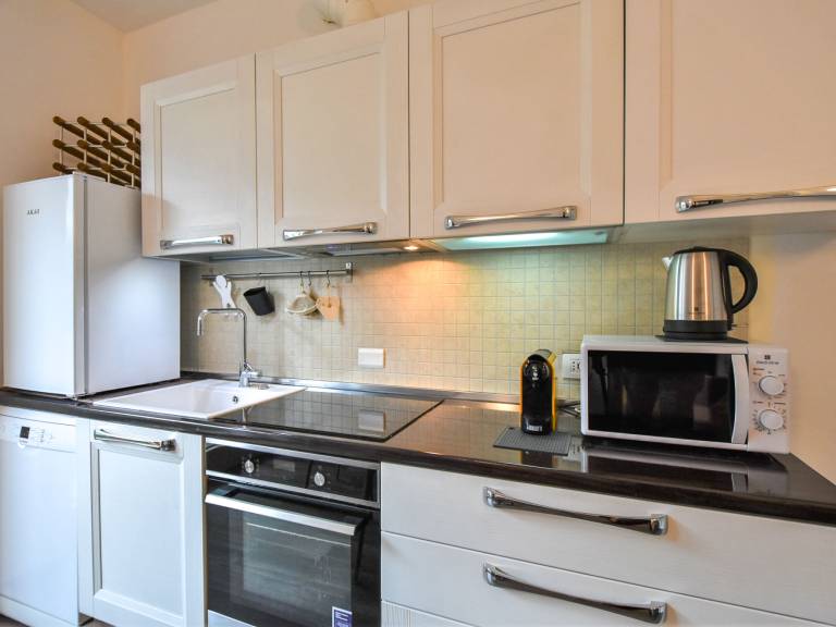 Holiday apartment with patio & yard | Mountain view — photo 4