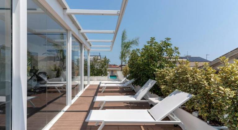 Serviced apartment with patio — photo 2