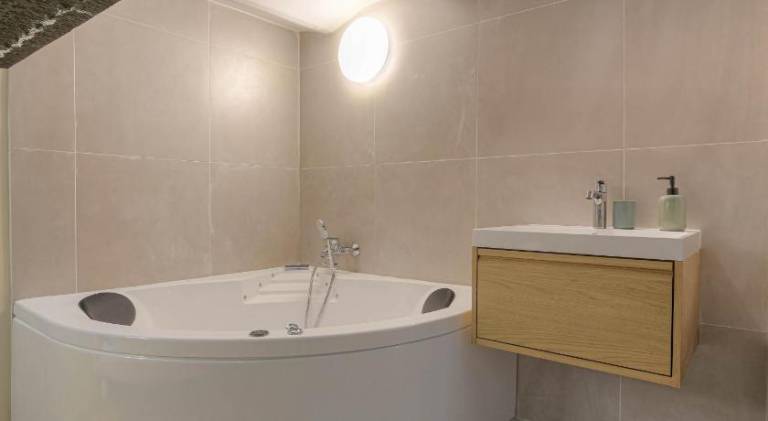 Rental apartment with jacuzzi | Pet-friendly — photo 4