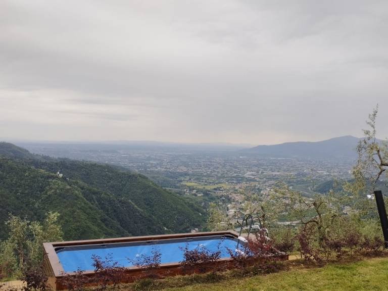 Vacation home with yard, private pool & BBQ | Mountain view — photo 2