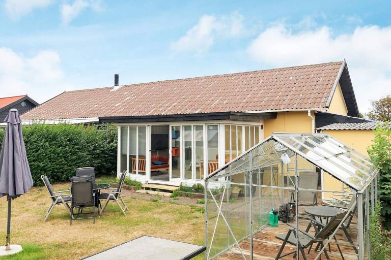 Fully equipped beautiful house with yard & patio | Pet-friendly — photo 3