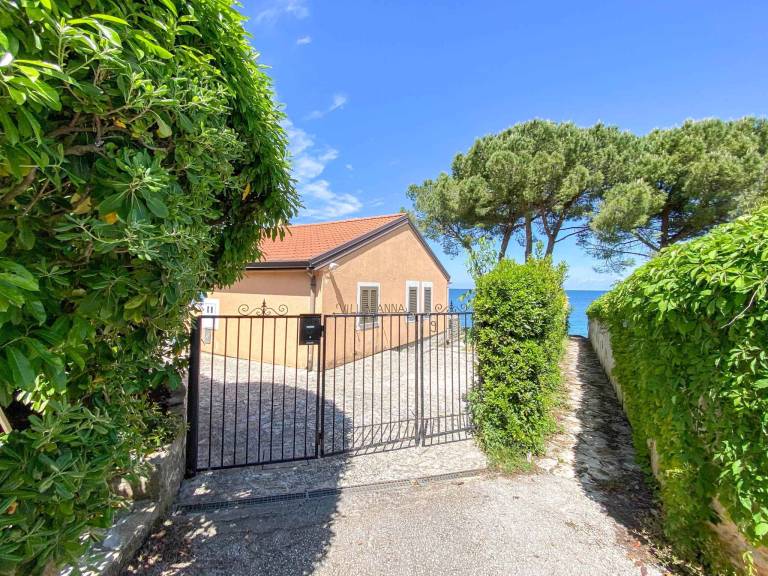 Villa on the coast located directly on the beach with direct sea view — photo 5