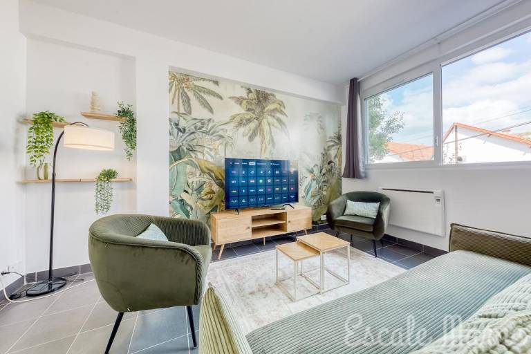 Amazonia Loft by Escale-Marne • M8 Eiffel Tower in Creteil