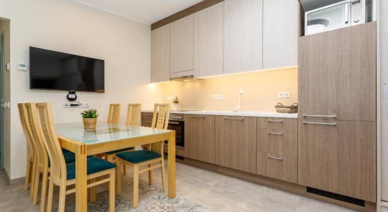 Apartment with patio, garden & barbeque | Pets allowed — photo 2