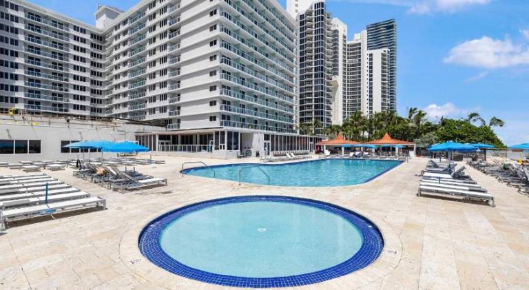 Holiday apartment with pool | Beach nearby | Pets allowed in Aventura, FL