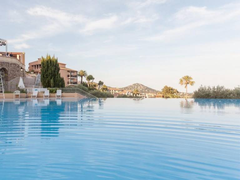 Family-oriented studio with heated pool | Sea view | Pet-friendly — photo 2