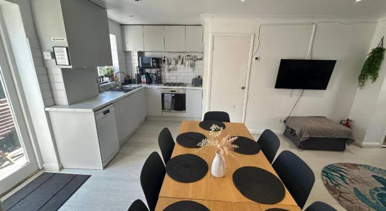 Children-friendly vacation home with yard & terrace | Close to Brighton Palace Pier | Beach nearby | Good for workation | Pets are welcome — photo 3