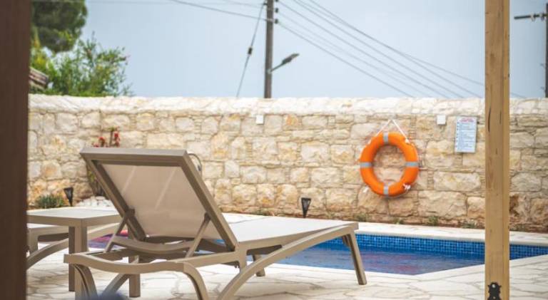 Villa with pool — photo 4