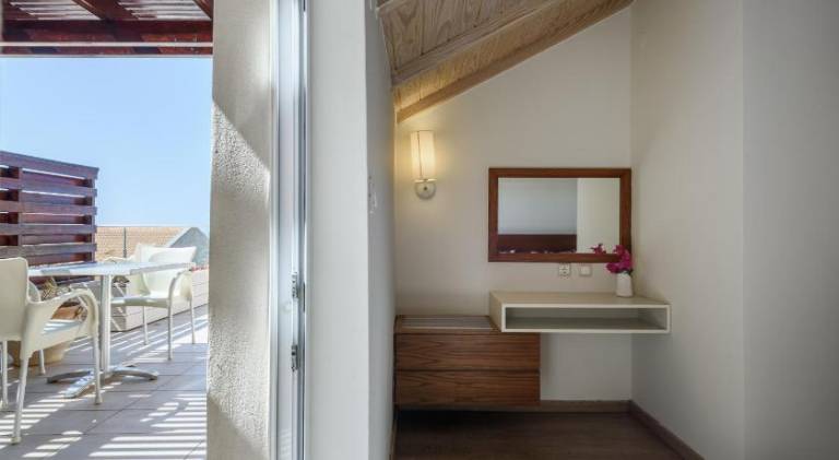 Serviced apartment with pool, garden & terrace — photo 2