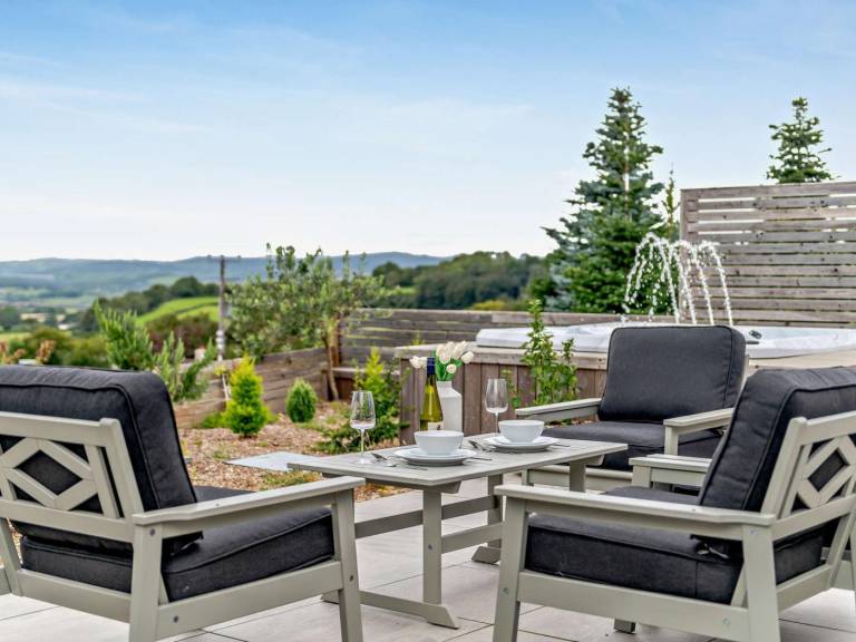 Fully equipped lodge with barbecue & hot tub | Pets are welcome in Paignton