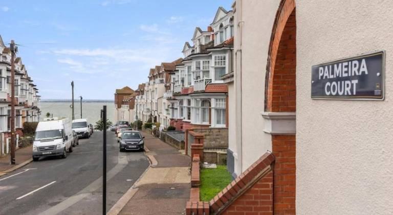 Modern 2 Bed Gem Southend on Sea Free parking in Leigh-on-Sea
