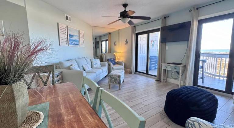 House with barbeque & pool in Gulf Shores, AL