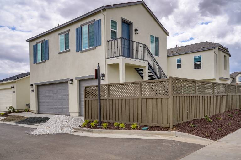 California Midterm Rental with Fenced Yard! — photo 3