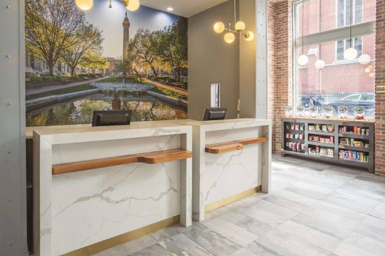 La Quinta Inn & Suites by Wyndham Inner Harbor Downtown — photo 3