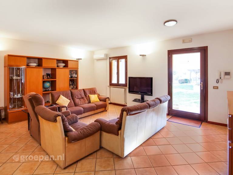 House with yard, patio & private pool — photo 4