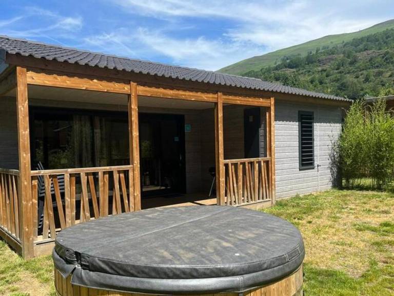 Child-friendly chalet with hot tub, heated pool & terrace | Pets are welcome — photo 4