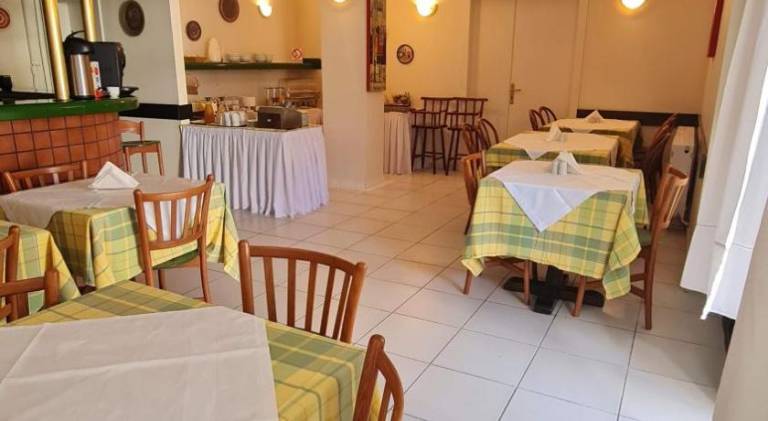 Serviced apartment with pool, yard & patio | Pet-friendly — photo 4