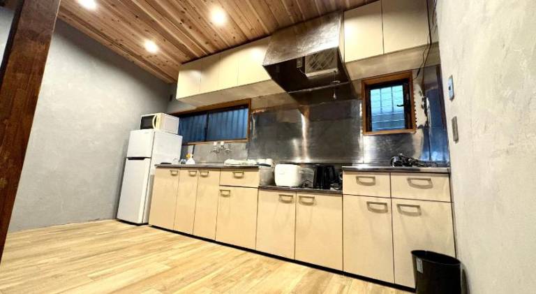 Vacation home with barbecue & patio | Pets allowed — photo 4