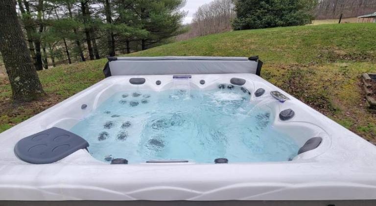 House with hot tub | Pets are welcome in Logan, OH