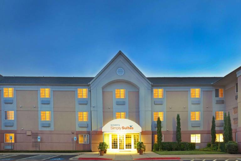 Sonesta Simply Suites Dallas Galleria in Addison, TX