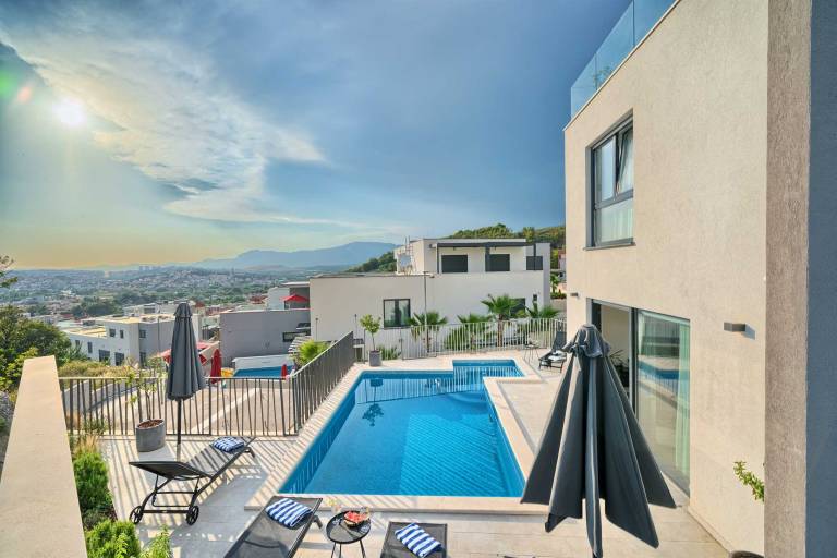 Villa Pure Leisure - luxury villa with sea views, a pool, jacuzzi, sauna and indoor elevator by MyWaycation — photo 4
