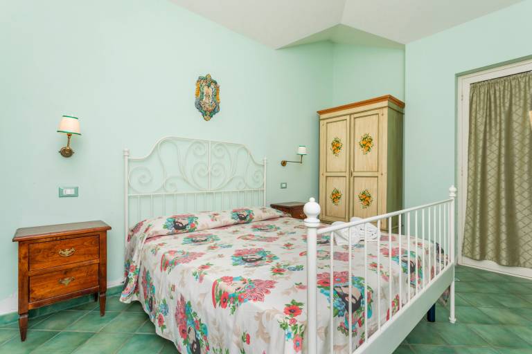 Bed & breakfast with pool, yard & patio | Sea view — photo 3