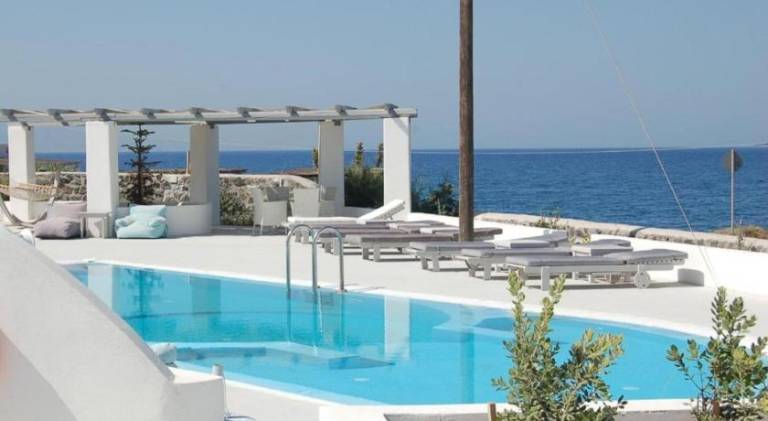 Rental apartment with terrace, barbeque & pool in Santorini