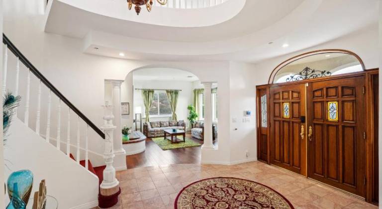 Ample vacation home with pool | Pets are welcome in Ventura, CA