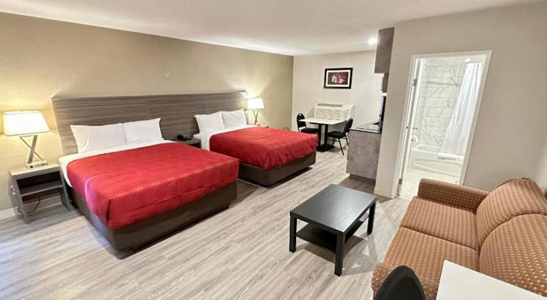 Econo Lodge Inn & Suites — photo 2