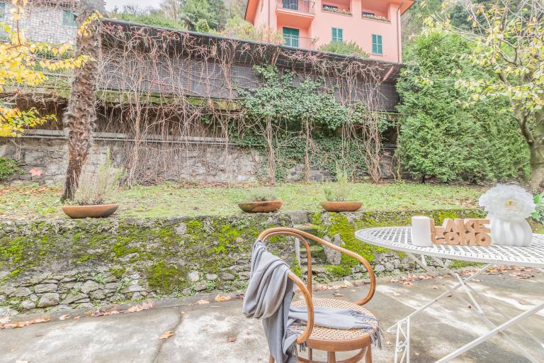 Holiday apartment with yard — photo 3