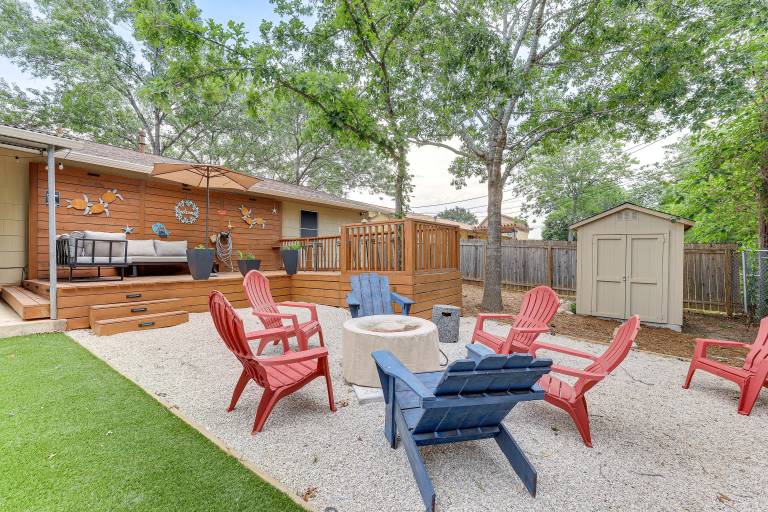 9 Mi to Downtown Home w Deck in San Antonio