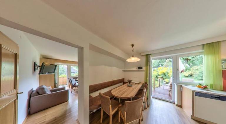 Serviced apartment with patio, jacuzzi & pool | Ski nearby | Pets are welcome — photo 4