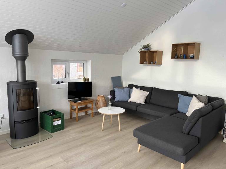 Vacation home with terrace, grill & yard — photo 4