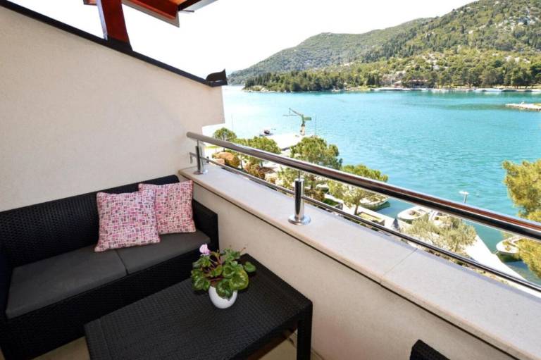 Apartment Ploče