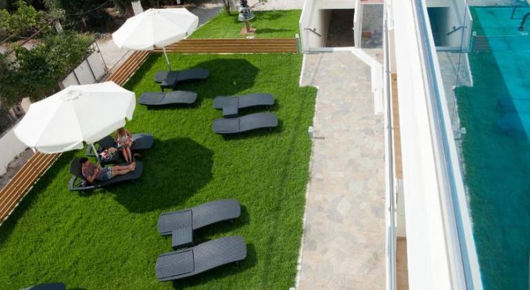 Holiday apartment with terrace, pool & yard — photo 4