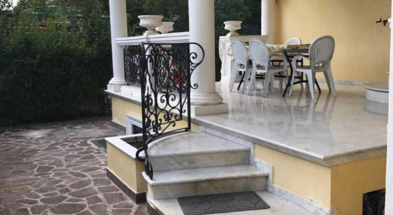 Villa with yard, BBQ & hot tub — photo 3