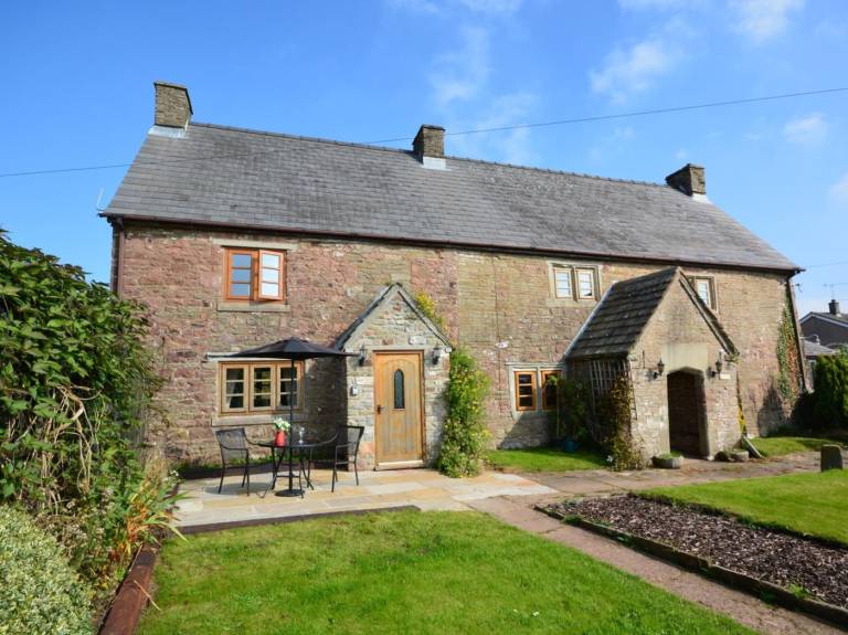 Cottage with yard | Pets allowed in Gloucester