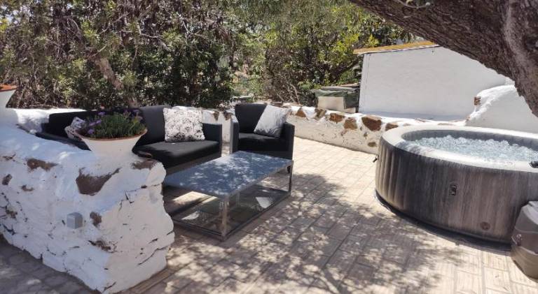 House with yard, hot tub & barbeque | Pet-friendly — photo 4