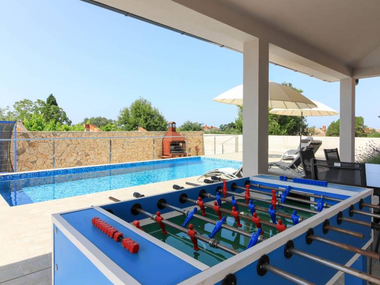 Vacation home with private pool, patio & garden — photo 3